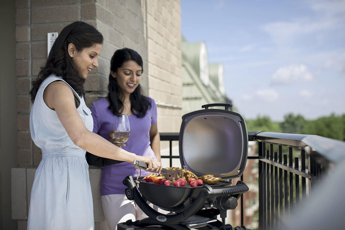 Weber Q1400 Elektrogrill – Kompakter Balkon- & Standgrill, 43x32 cm, Guss-Grillrost emailliert, Dark Grey